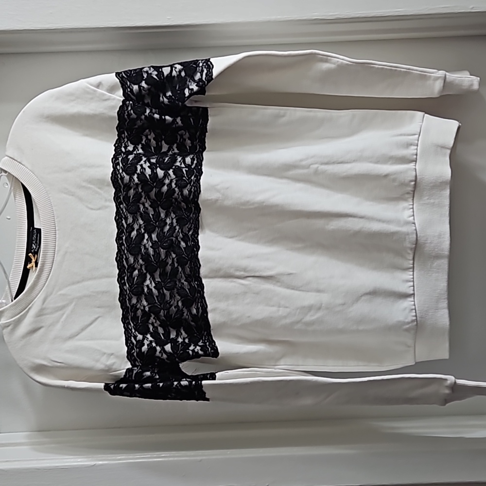A Sweatshirt with lace